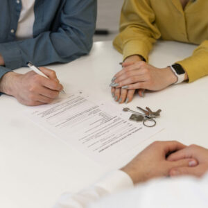 agente-inmobiliario-masculino-haciendo-negocios-mostrando-casa-posible-pareja-compradora